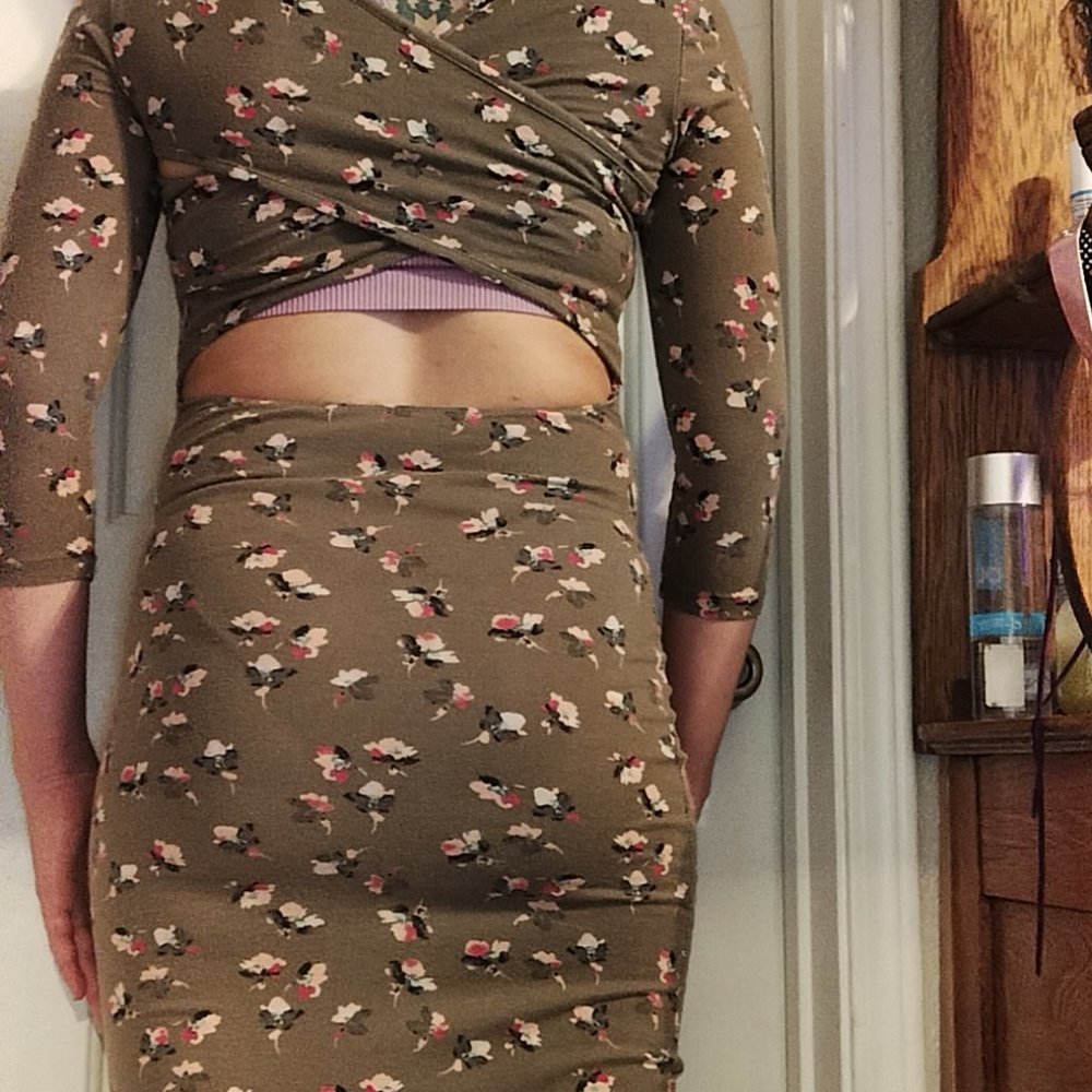 Open Back Dress with Delicate Flower Design - Picture 3 of 5